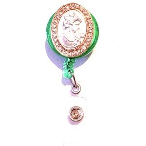 Retractable badge holder